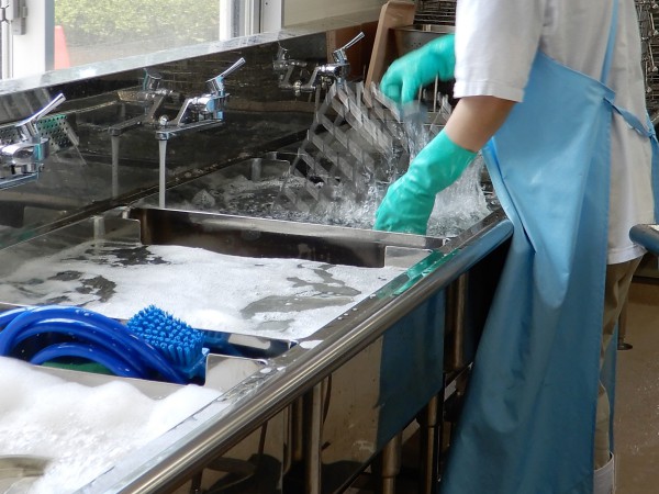 温泉旅館の洗い場スタッフ／5:00-13:30または8:45-17:15勤務