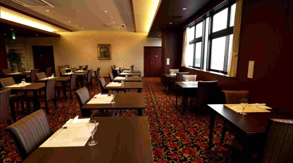 レストランの調理補助スタッフ