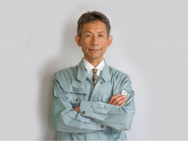 オフィスビル内での業務作業スタッフ